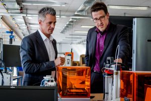 Aktion vor Ort: MdL René Schneider besucht das FabLab der Hochschule Rhein-Waal