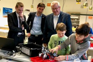 Aktion vor Ort: MdL Andreas Becker (SPD) besucht die Roboter AG des Gymnasium Petrinum